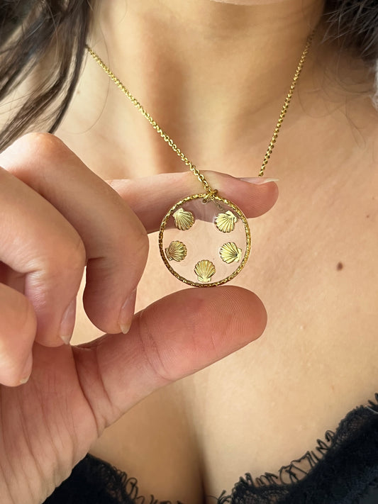 Pendentif coquillages dorés